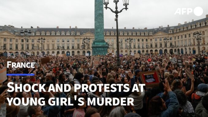 Paris women protest nude in street
